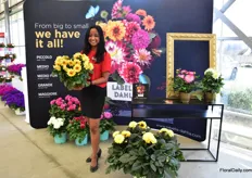 Sirekit Mol of Beekenkamp proudly in front of their new design for Labella Dahlia, with the slogan “From big to small, we have it all!”. She is holding the Medio Fun Golden Eye. One of the varieties that is doing very well worldwide.